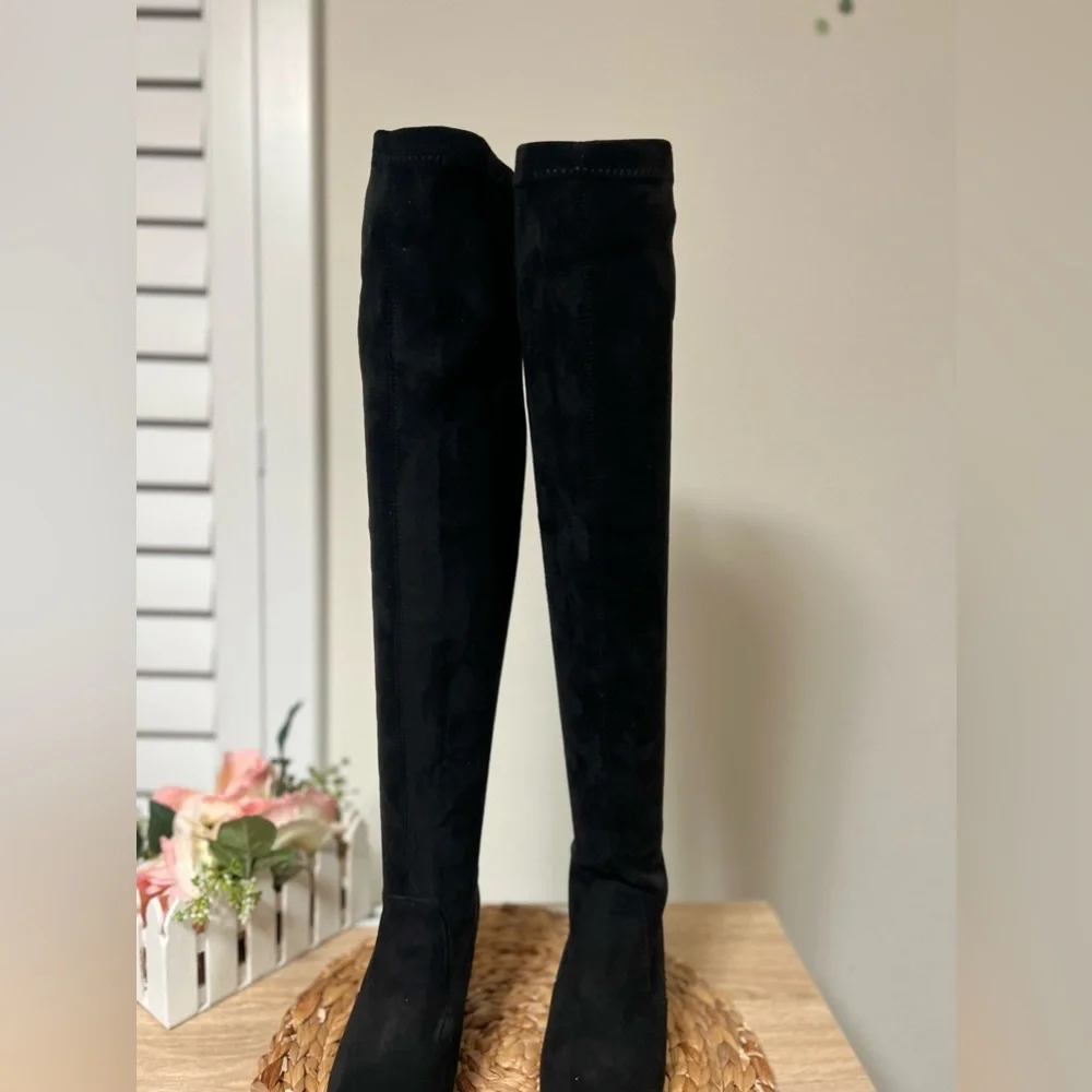 Boutique brand- Knee high velvet boots with 3 inches heels (apprx)